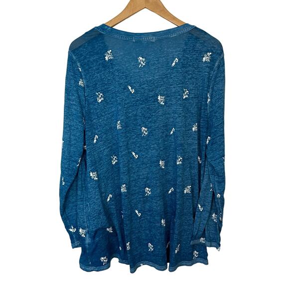 C&C California Women's Top Plus Size 2X Blue White Floral Pullover Burnout Tee - Picture 3 of 6